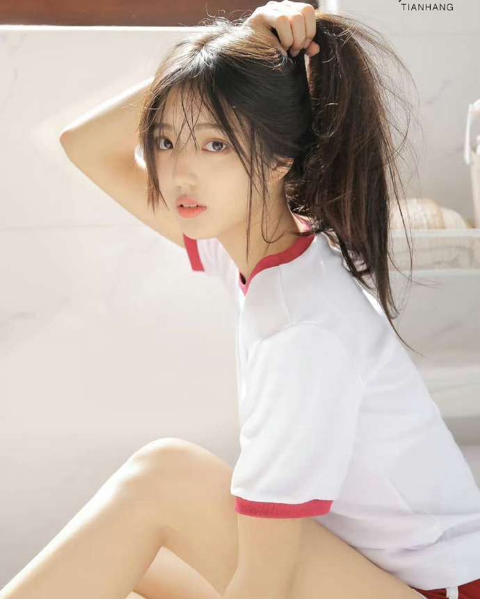 明亮背景中的运动上衣